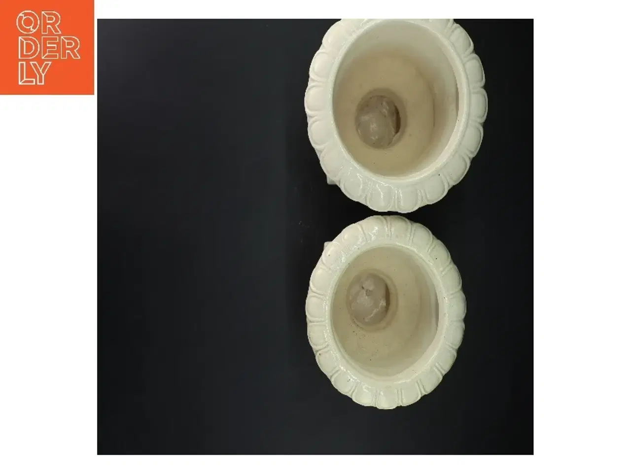 Billede 2 - To hvide dekorative vaser (str. 17 og 19 cm)