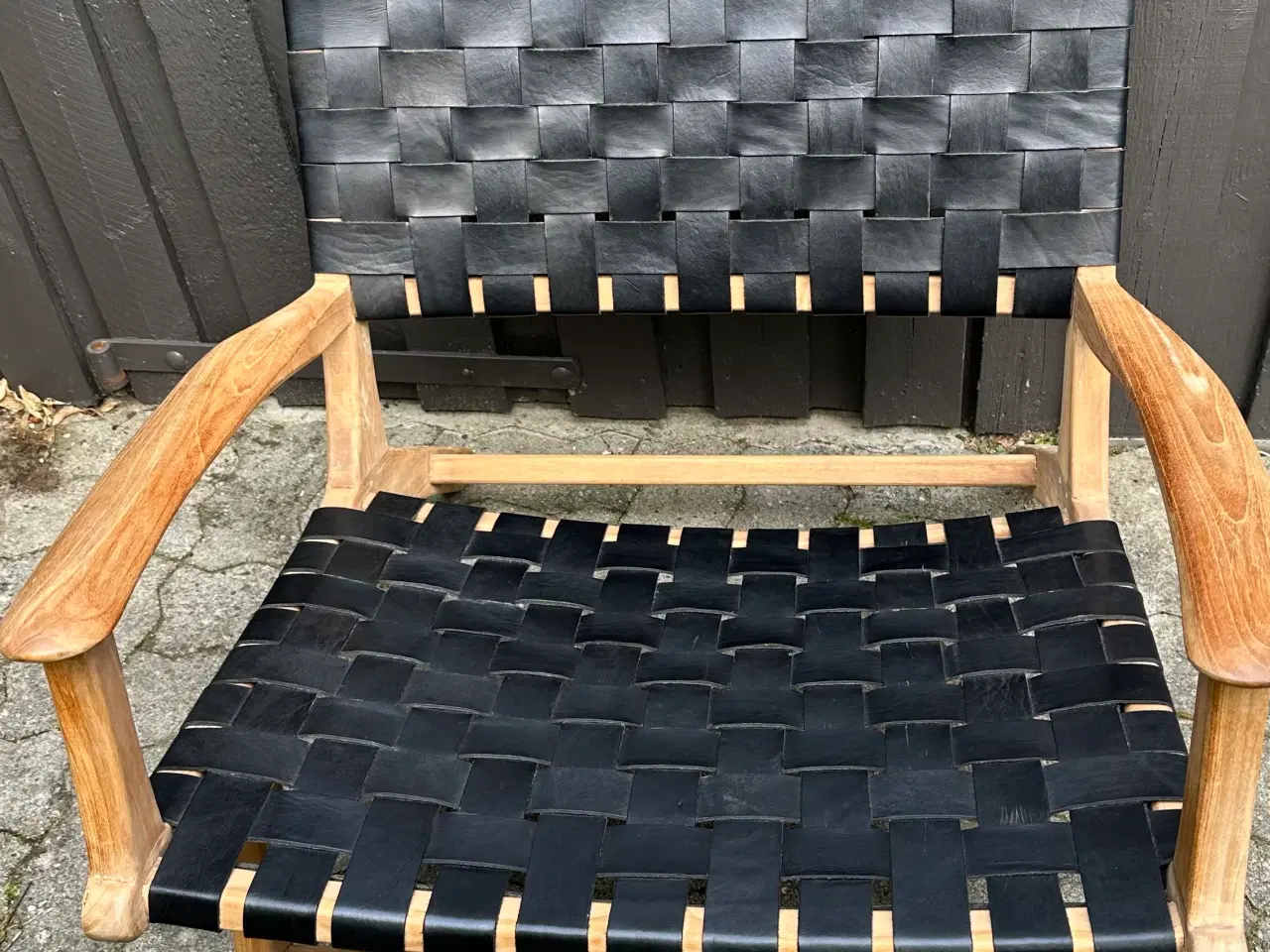 Billede 1 - Loungestole i træ og sort læderflet.