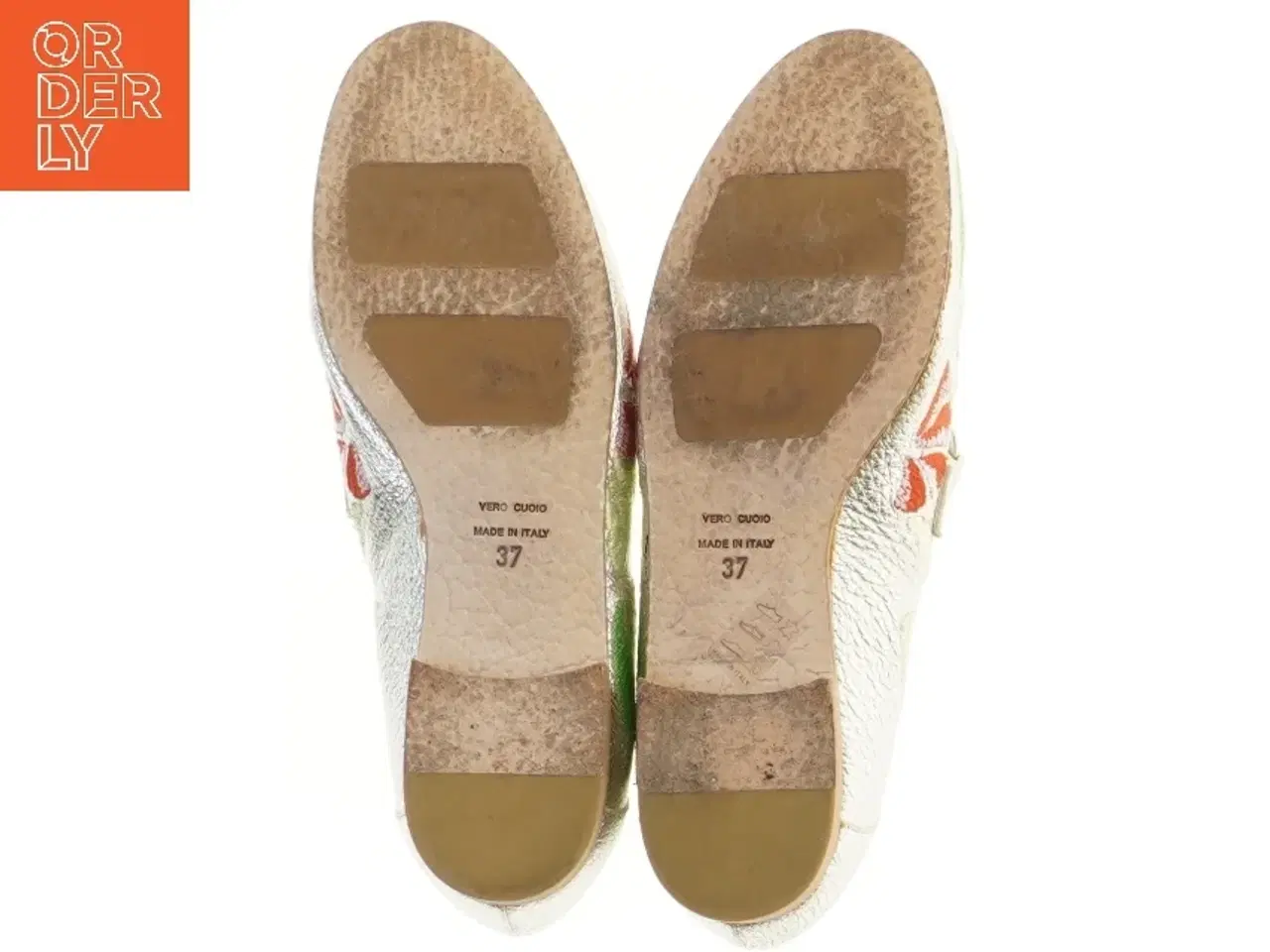 Billede 3 - Sølvfarvede loafers med blomsterbroderi fra Laura Bellariva (str. 37 )