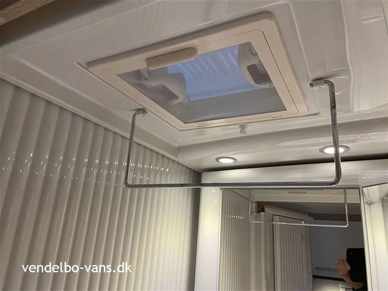 Billede 13 - 2022 - SunLight VAN V69   Fritstående dobbeltseng i bag