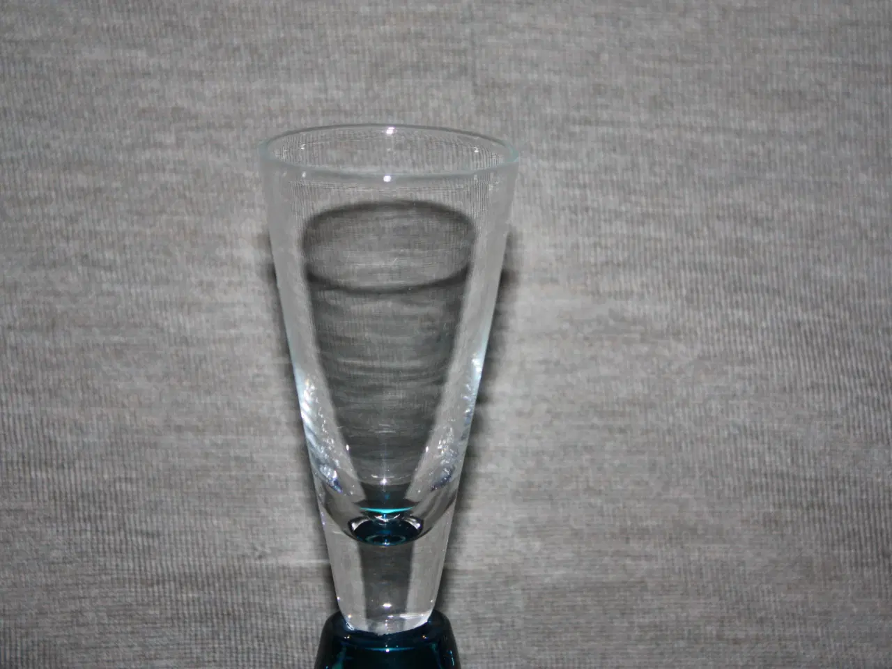 Billede 3 - Vintage snapseglas højde 14,5 cm blå