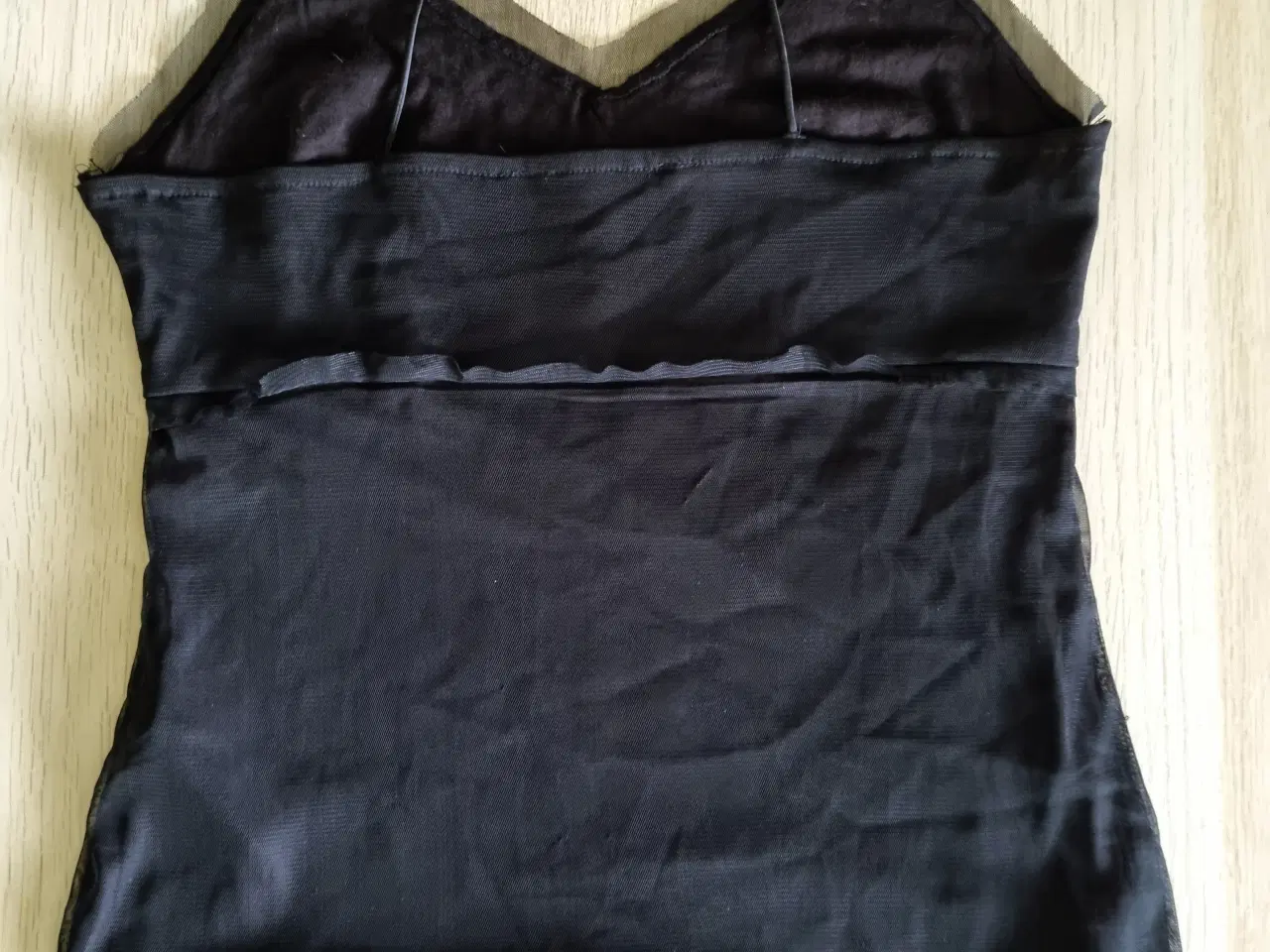 Billede 6 - Flot perlebesat, sort  tanktop fra Vero Moda 