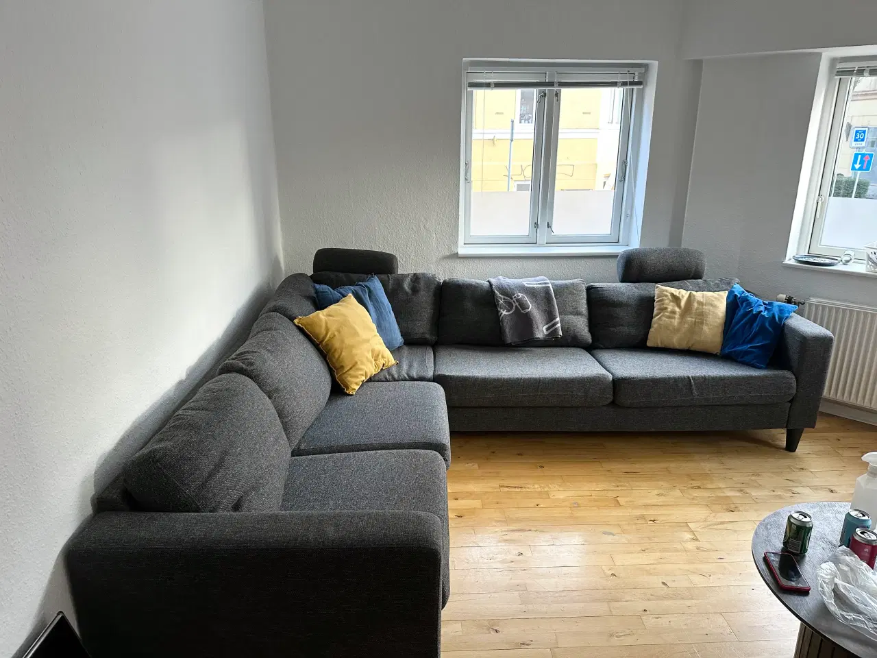 Billede 2 - Grå sofa - god at sidde i