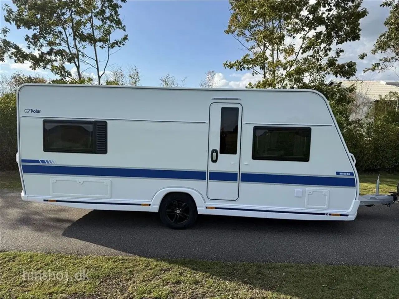 Billede 22 - 2026 - Polar Blueline 560 FD   Polar Blueline med fransk dobbeltseng og rundsiddegruppe fra Hinshøj Caravan