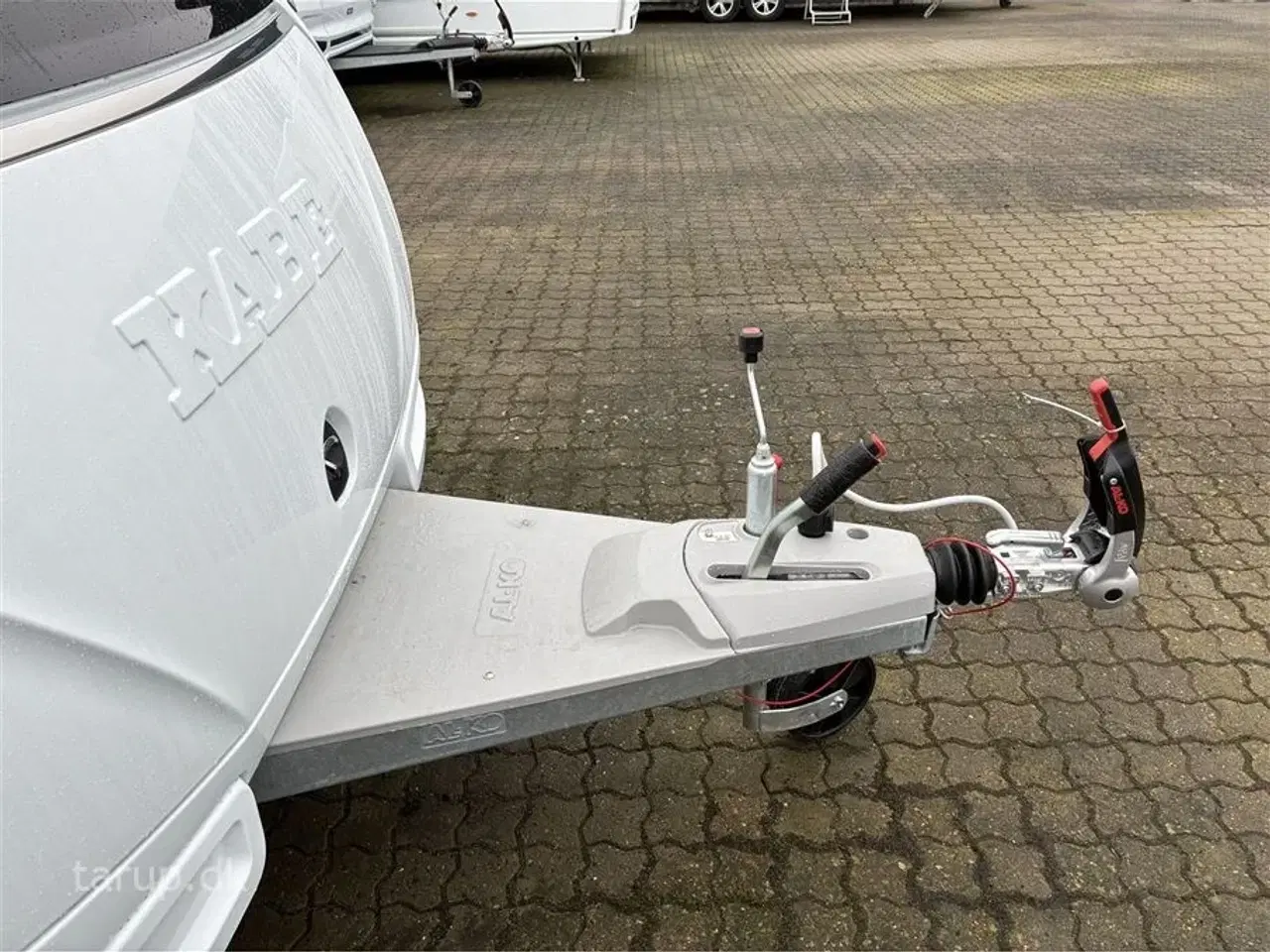 Billede 7 - 2026 - Kabe Ametist 560 GLE KS B2 PREMIUM LINE   enkeltsenge, udtræk til dobbeltseng, rundsiddegruppe i mørkegråt skind, ALDE centralvarme, vandbåren gulvvarme, stort kompressor køleskab