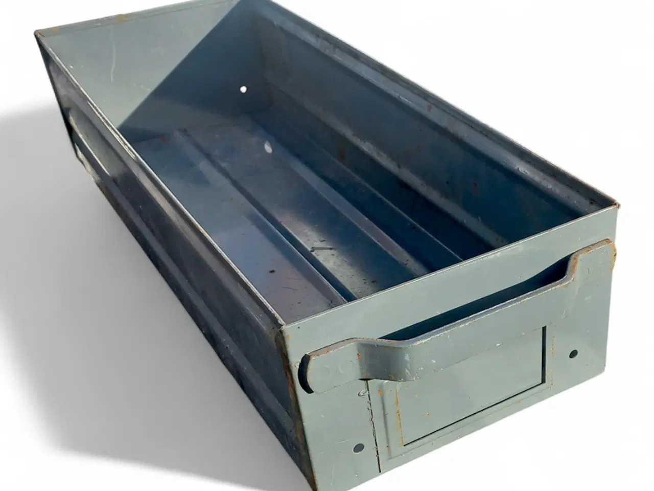 Billede 5 - Vintage industrikasse i metal – perfekt til opbeva