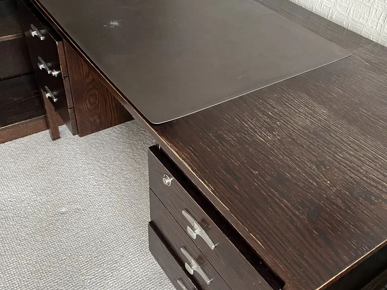 Billede 2 - Skrivebord i mørkbejdset træ
