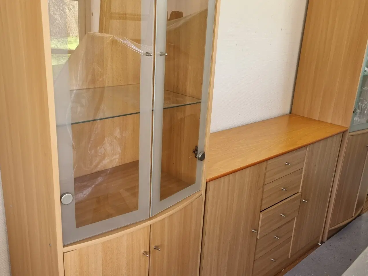 Billede 3 - Glasskab og kommode