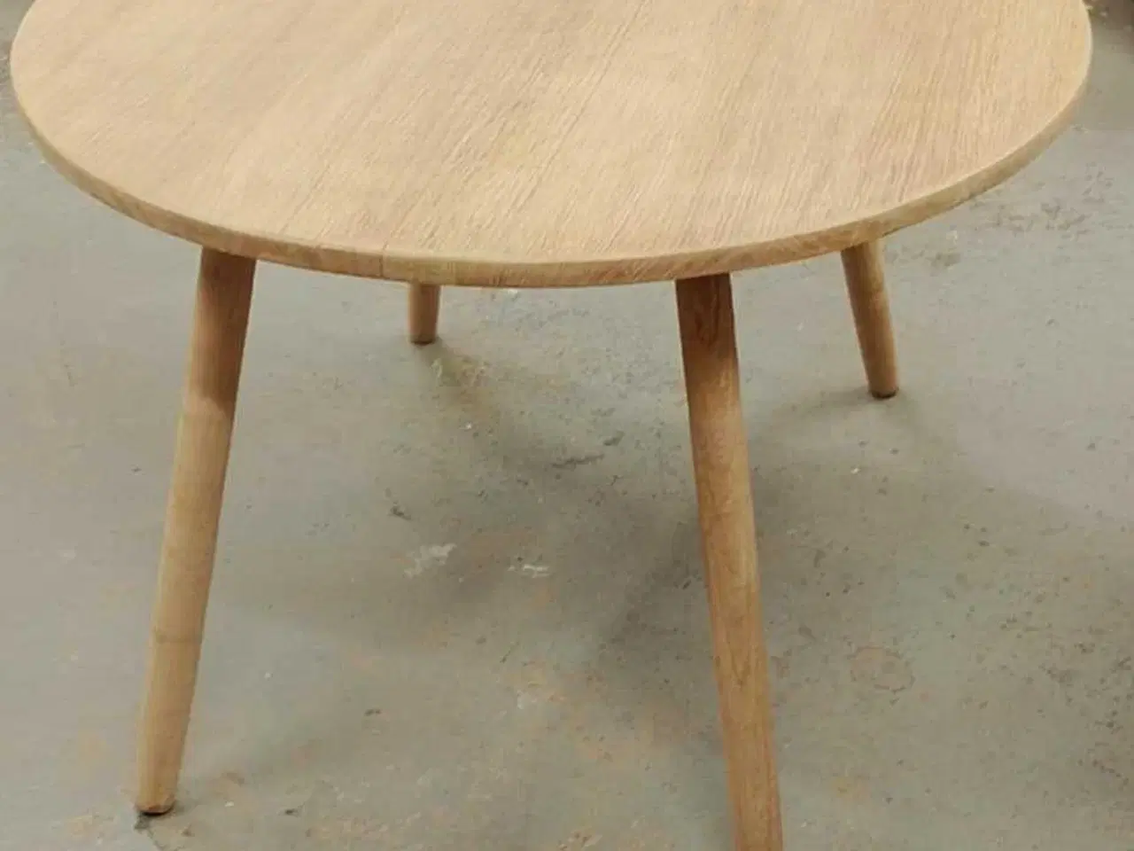 Billede 1 - Rundt massiv egetræ spisebord med udtræk og tillæg