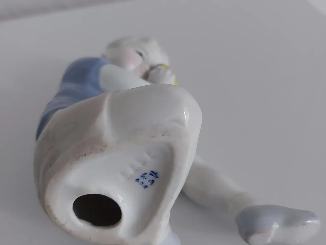 Billede 4 - Fajance figur, dreng