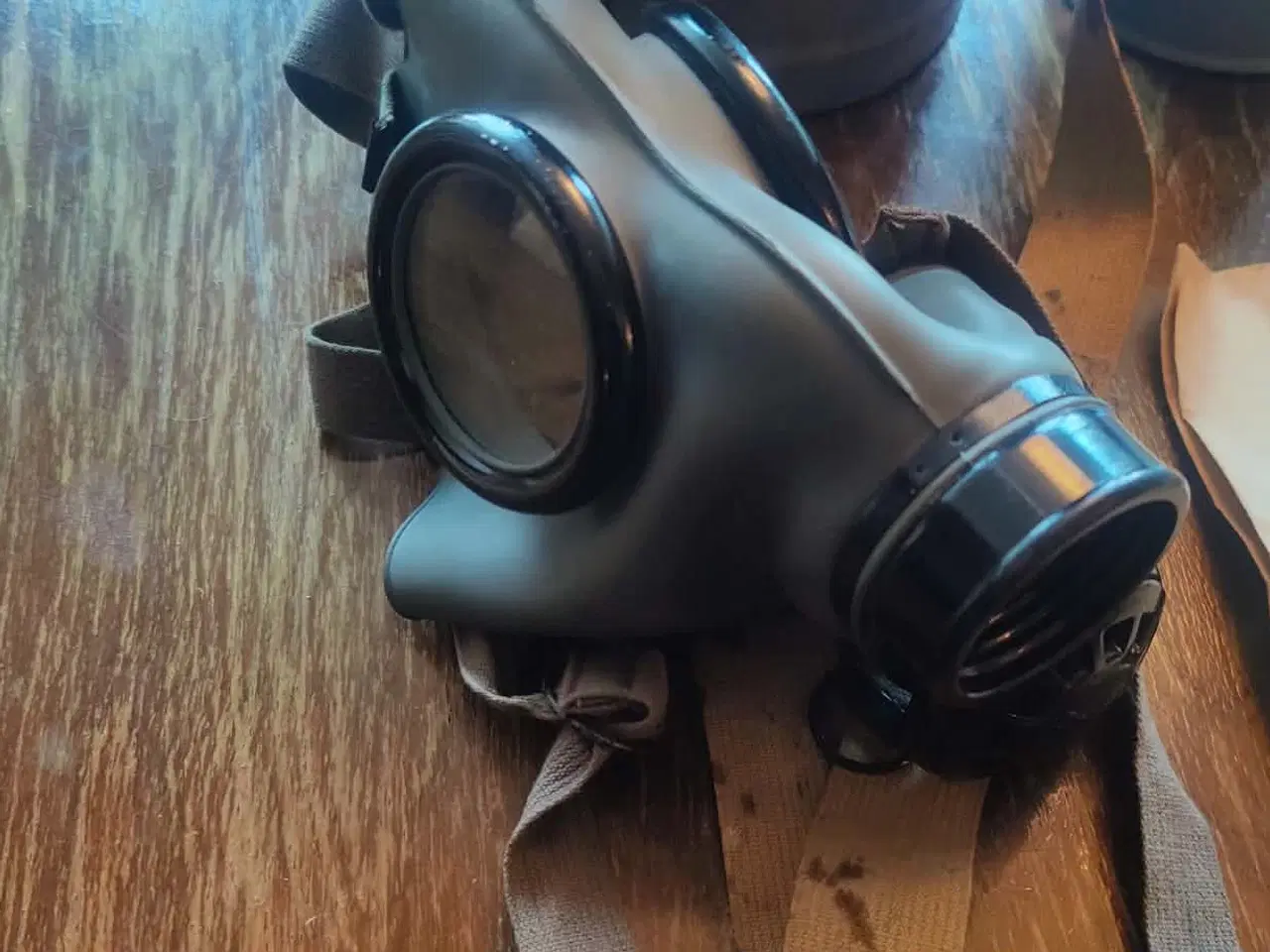 Billede 3 - Gasmaske 1939 + Gjellerup Sogns Avis fra 1943