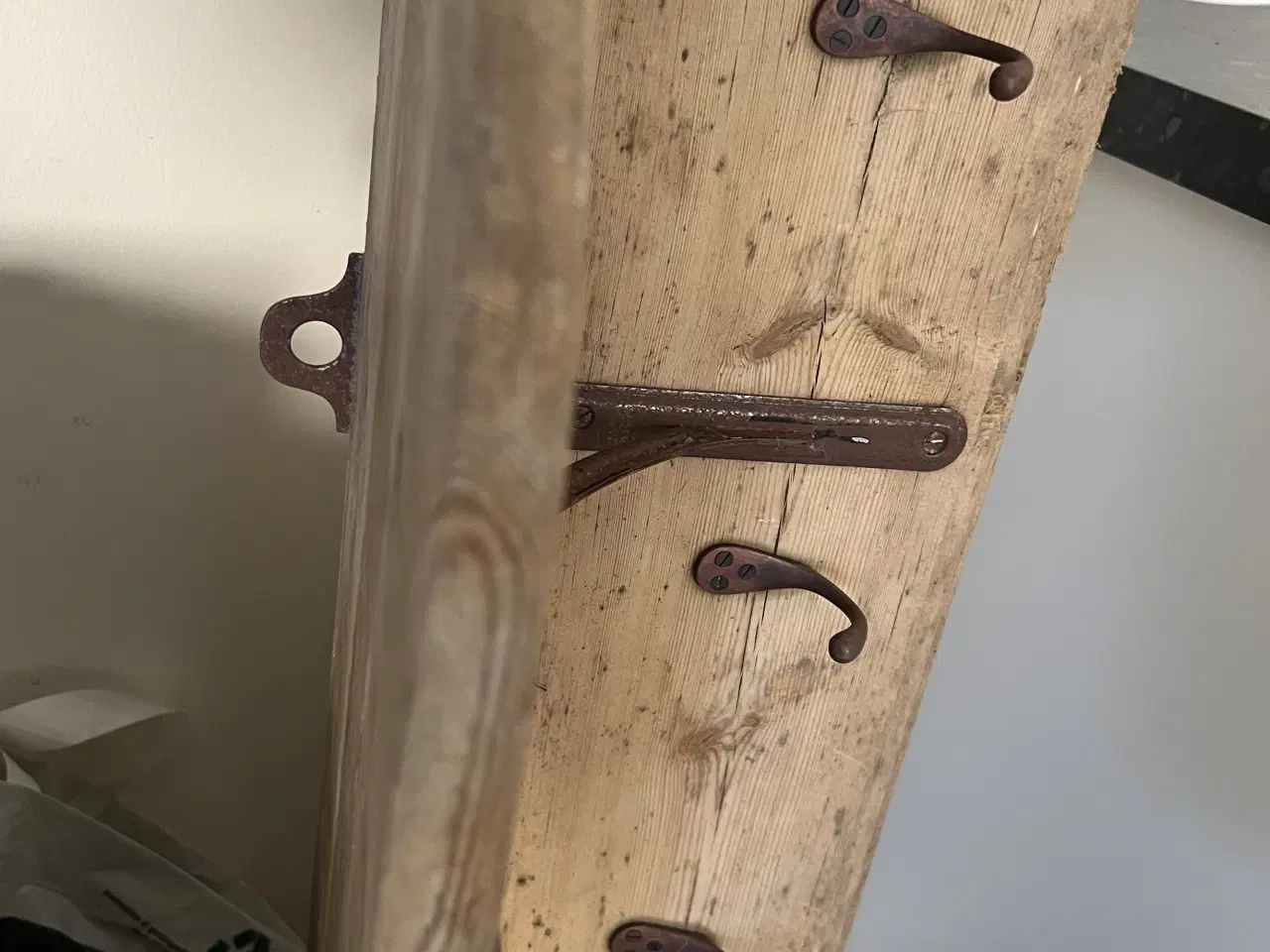 Billede 5 - *Solgt* Hylde med knagerække, gammel 