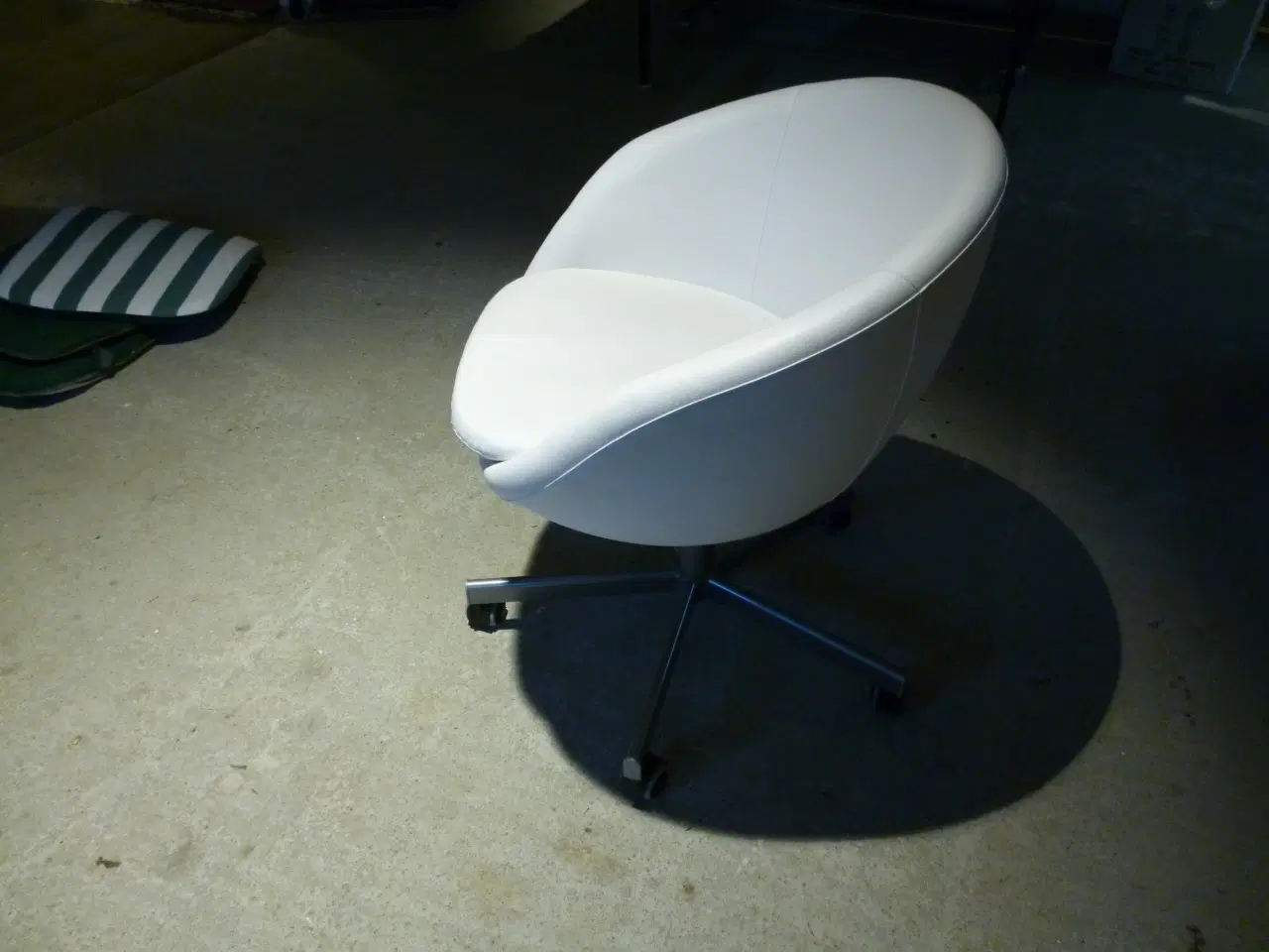 Billede 2 - Hvid IKEA skrivebordsstol incl fåreskind.