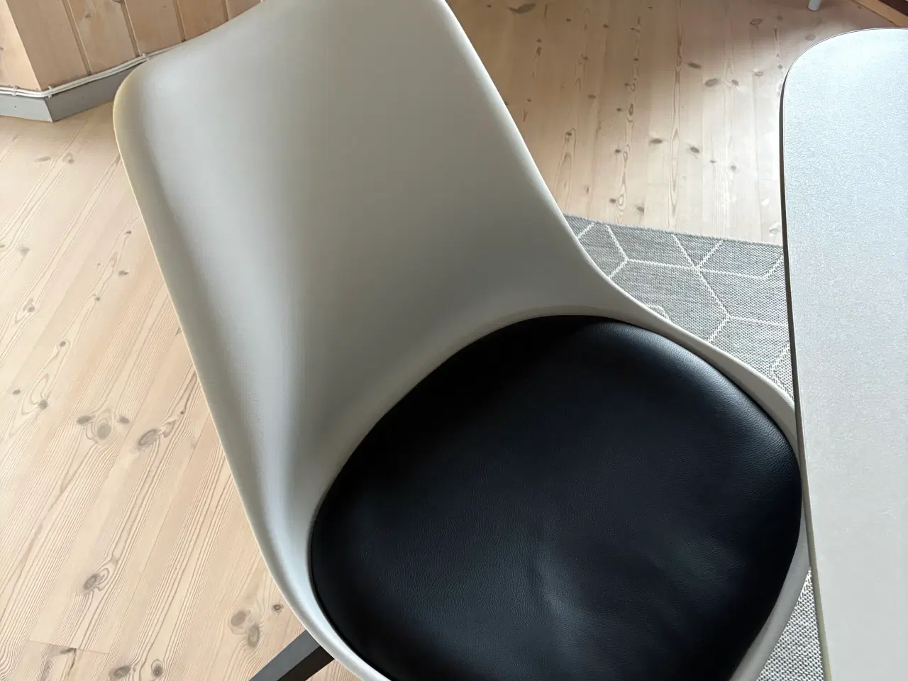 Billede 3 - Hvidt laminat bord incl 6 stolw