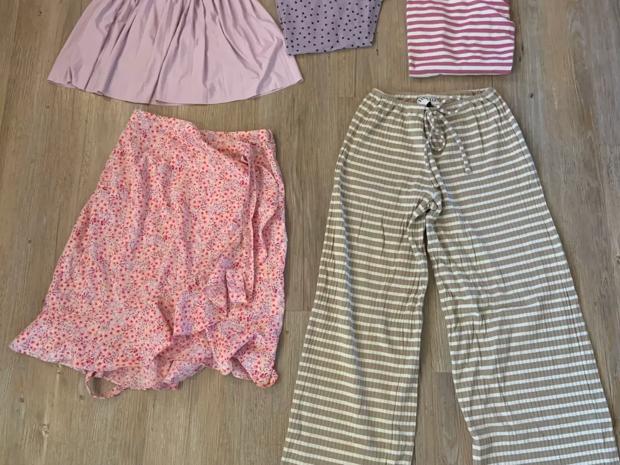 Billede 1 - Tøj til pige str. XS