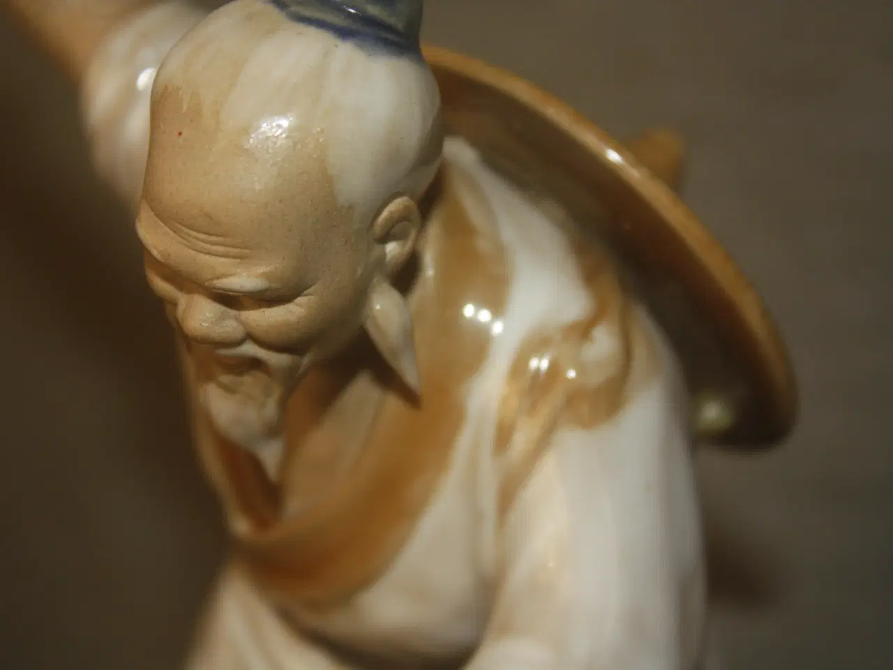 Billede 6 - Keramisk Figur af kinesisk fisker højde 20,5 cm.