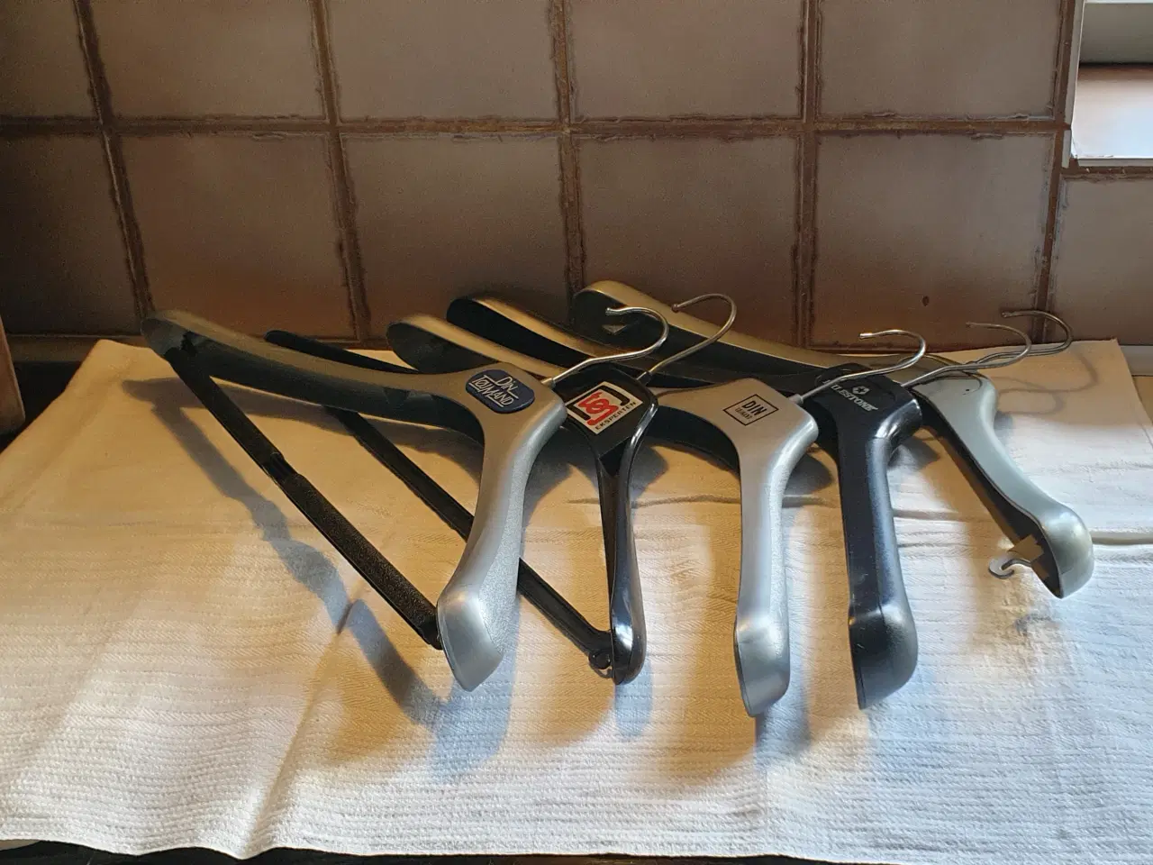 Billede 1 - GRATIS plastbøjler til det tunge tøj