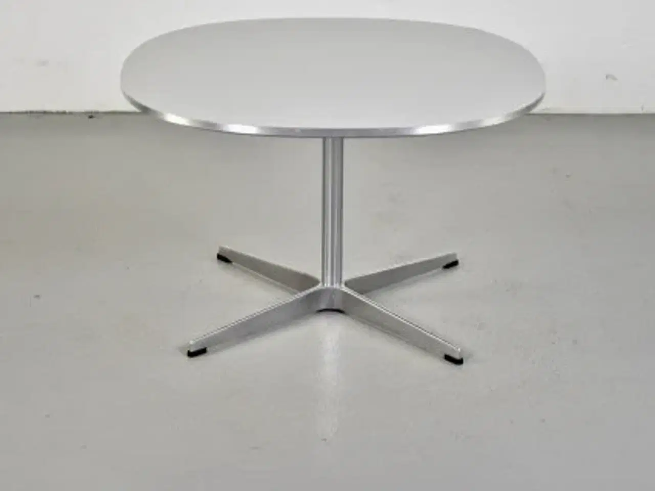 Billede 4 - Fritz hansen cafébord i lysegrå med metal kant, lav