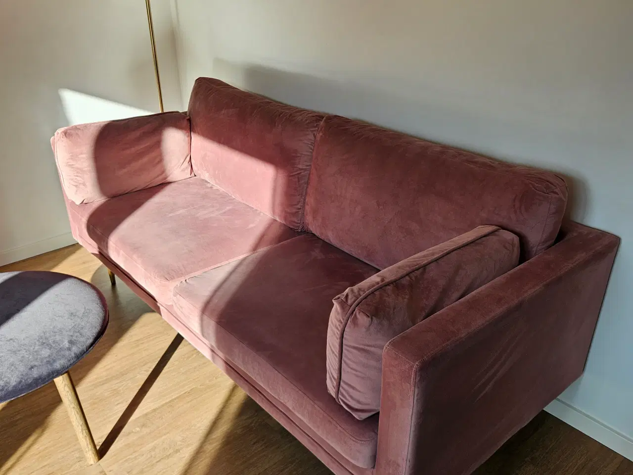 Billede 6 - Flot moderne velour sofa i rosa