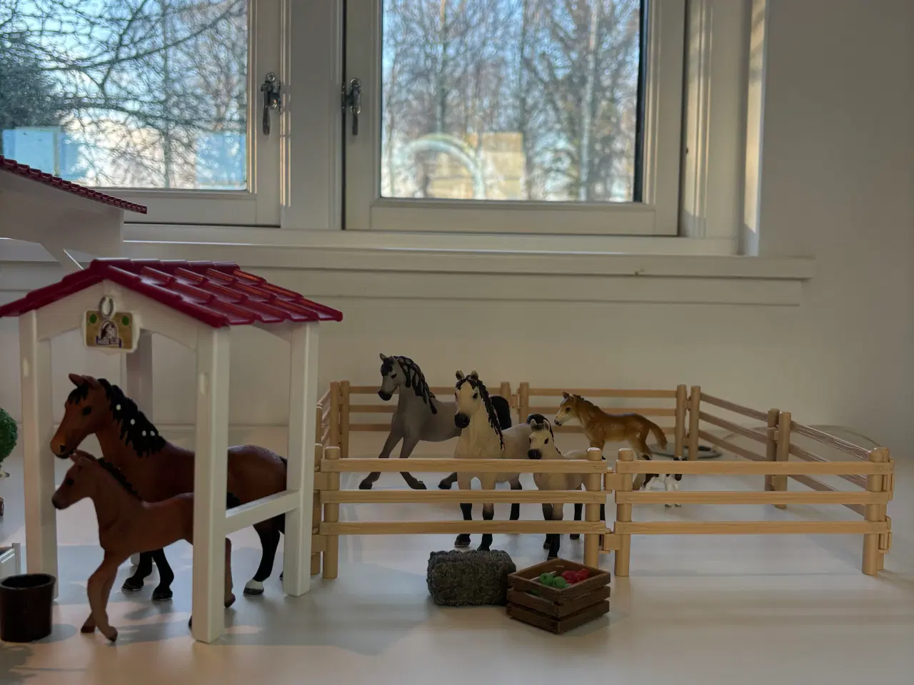 Billede 7 - Schleich stald område med 7 stk  heste