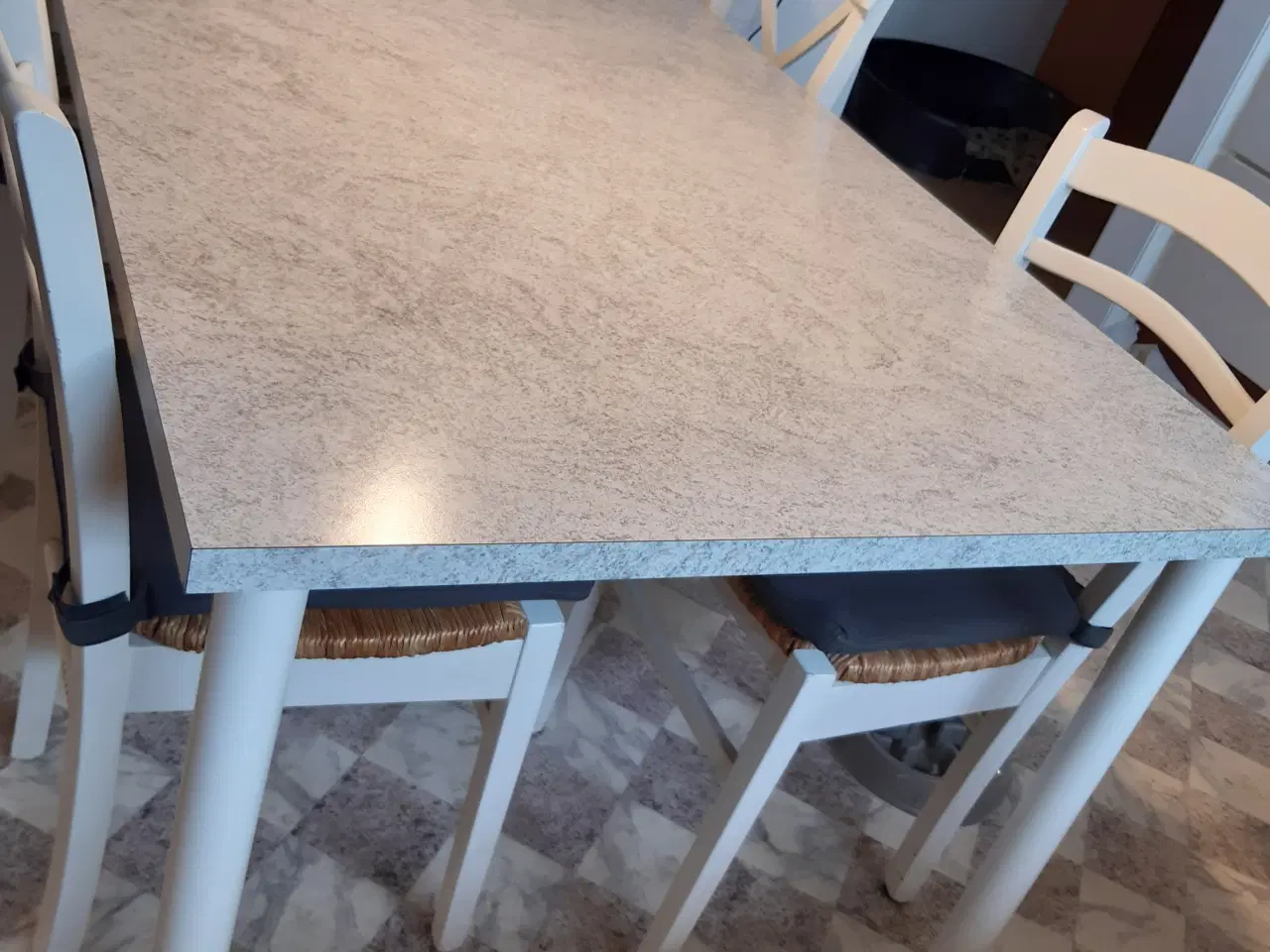 Billede 2 - Spisebord af speciallavet laminatbordplade