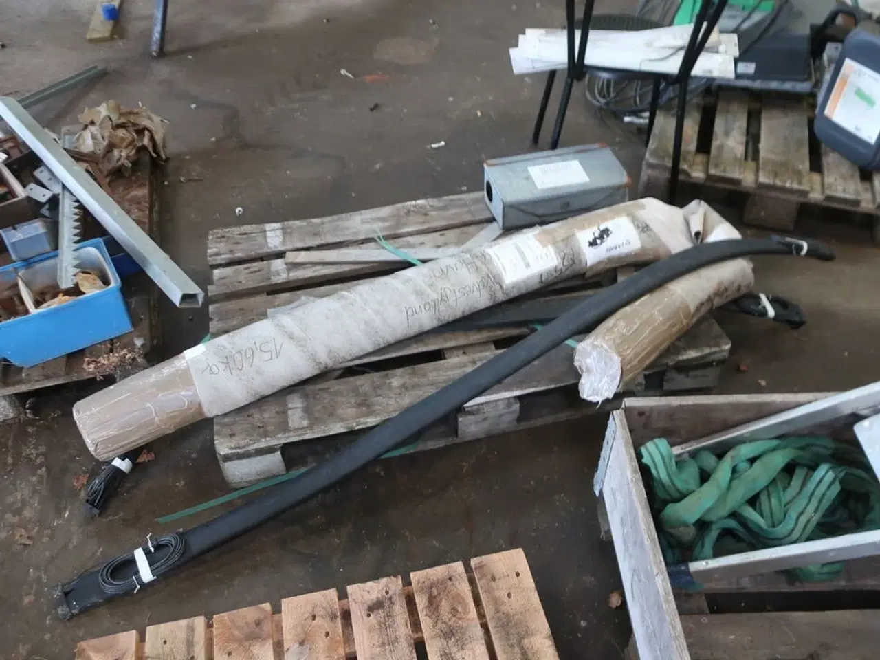 Billede 11 - 2 stk. rullebukke, paller, reoler, reservedele, værktøj, stiger m.m.