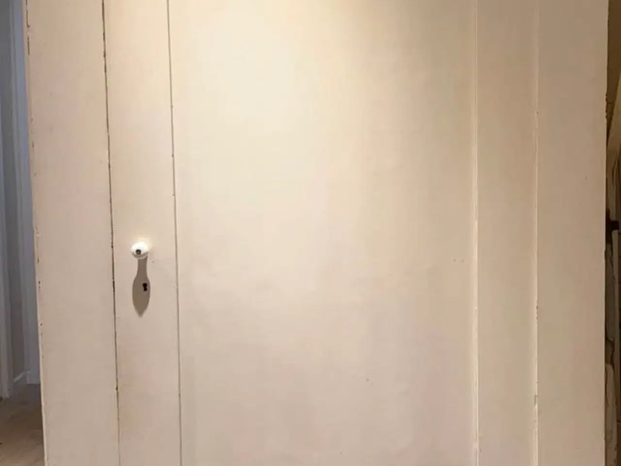 Billede 1 - Smukt gammelt karlekammerskab 