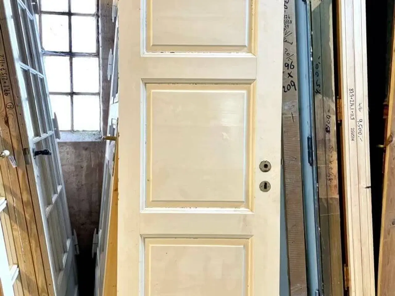 Billede 1 - Smal, venstrehængt fyldningsdør u. karm