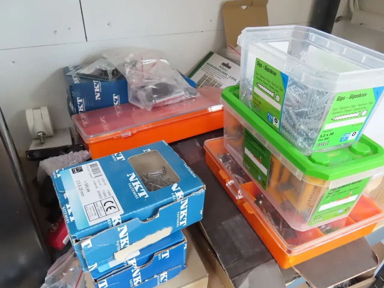 Billede 2 - Reol med indhold (Se billeder)