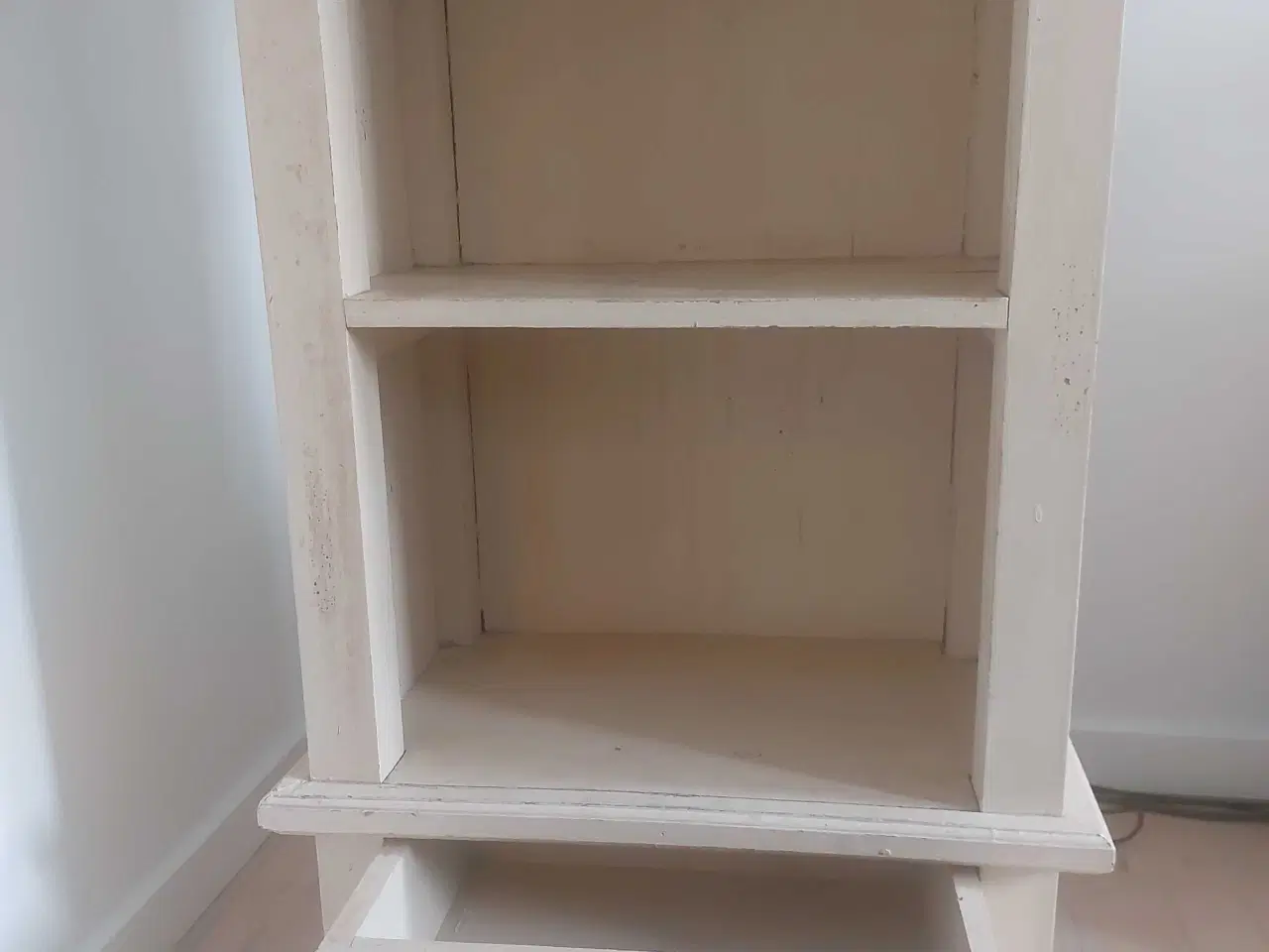 Billede 4 - reol i rustik stil