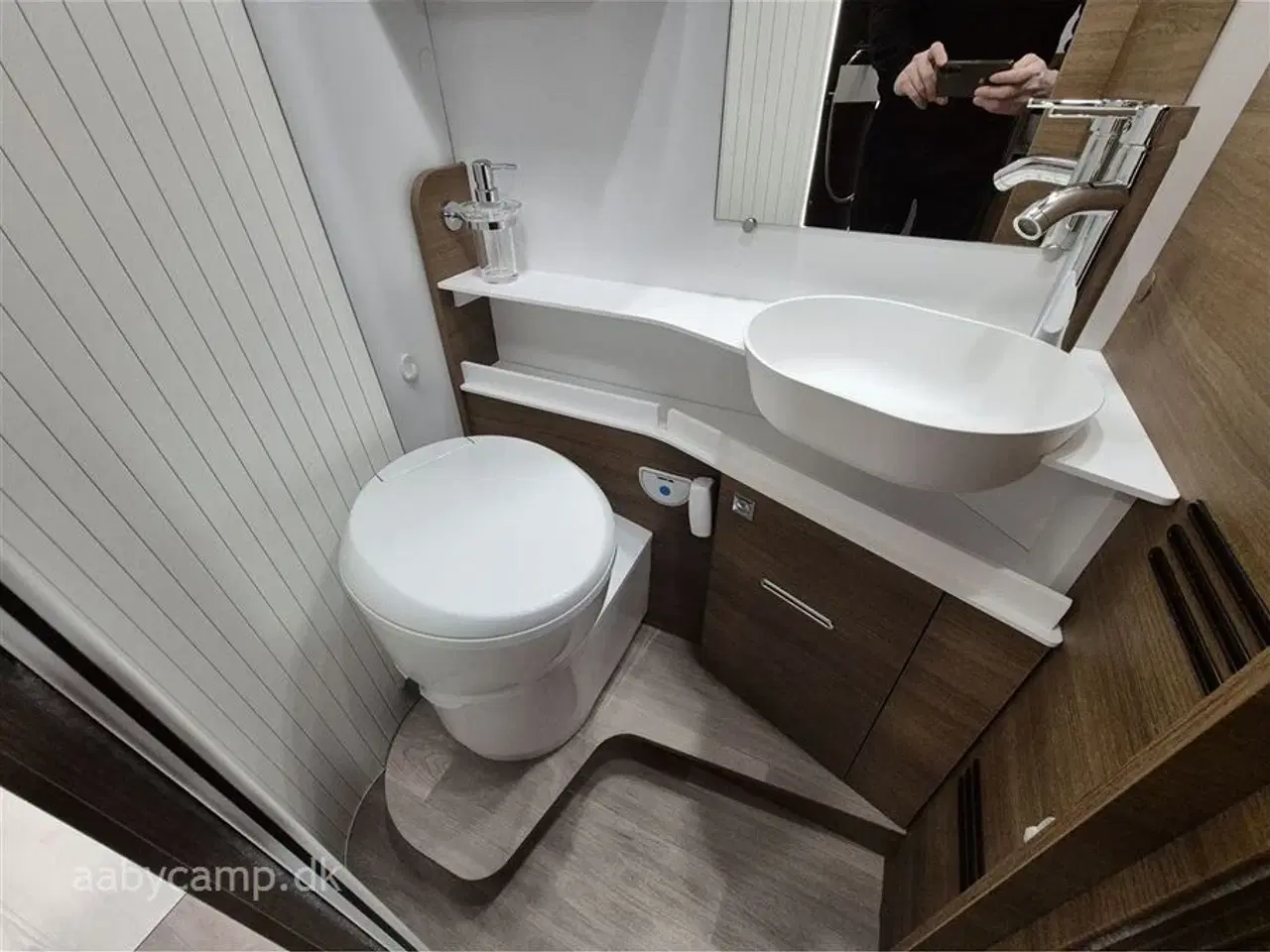 Billede 19 - 2024 - Benimar Amphitryon 967 Northautokapp   Nk.Pakke. Automatgear. solceller. 200Ah Lithium. 2000W inverter. luftundervogn på bagaksel. Hydrauliske støtteben. Alarm. Gasbageovn. Elektrisk tømning af frisk/spildevand. 3m vandfilter. tv samt internet antenne. Kan vejes op til 4400 kg.