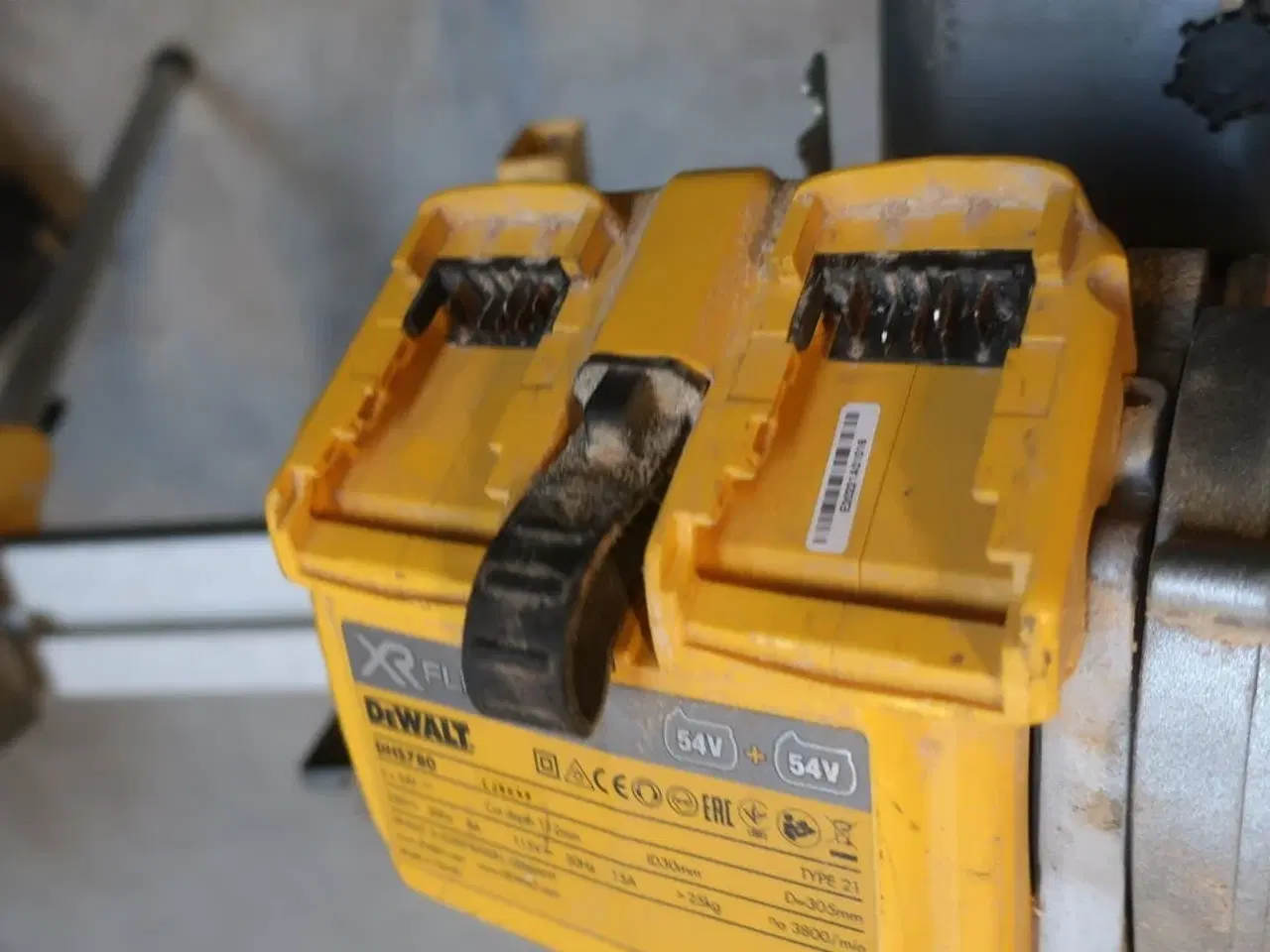 Billede 4 - Kap/ geringssav DEWALT DHS780 med arbejdsbord