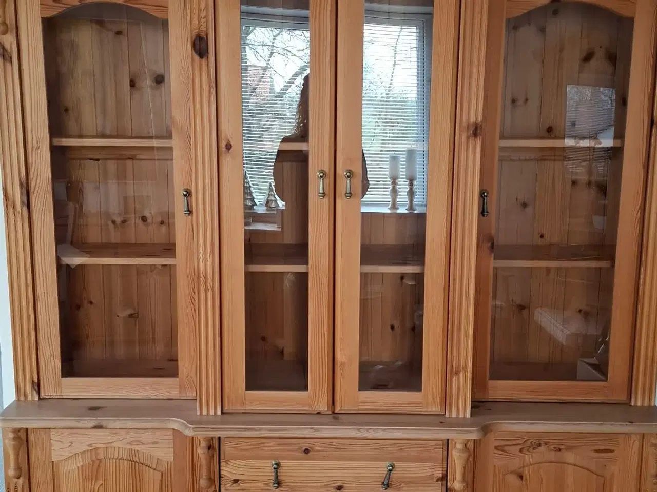 Billede 1 - Vitrineskab i fyrtræ.