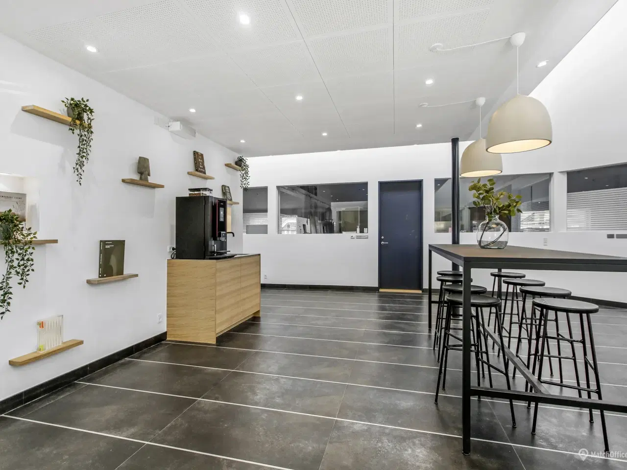 Billede 11 - Yderst indbydende kontor/showroom med højt til loftet samt fantastisk lysindfald som også indeholder mødelokale eller et lille kontor - Ring for mere info👍🏼