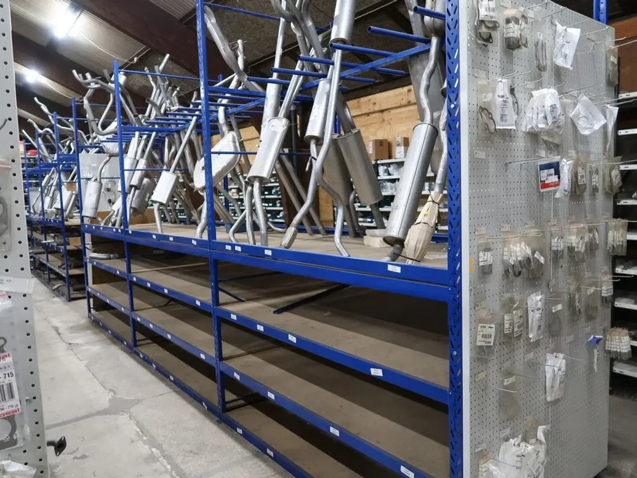 Billede 1 - Reol til udstødninger uden indhold