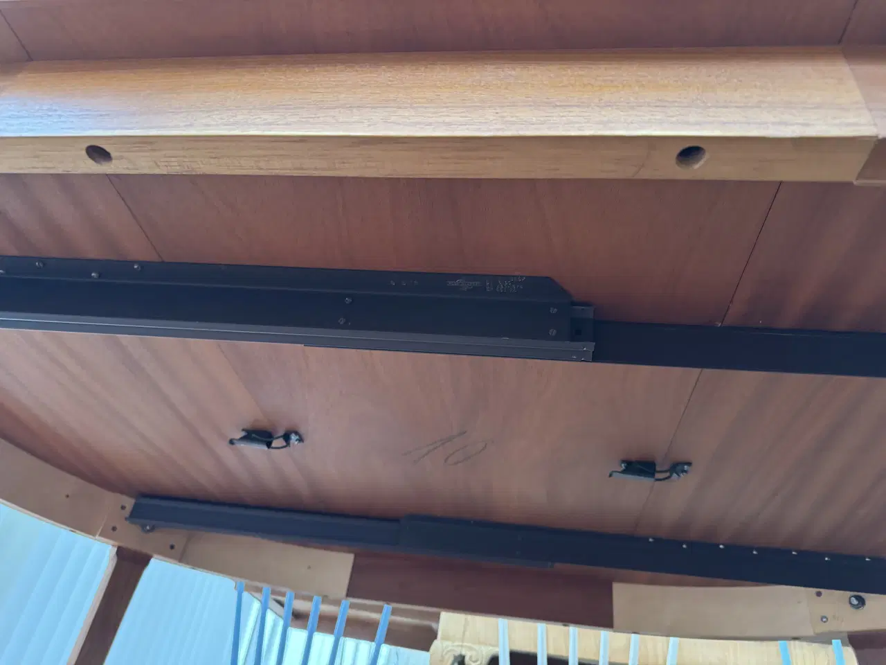 Billede 3 - Flot retro teaktræs spisebord. Rundt m/2 plader