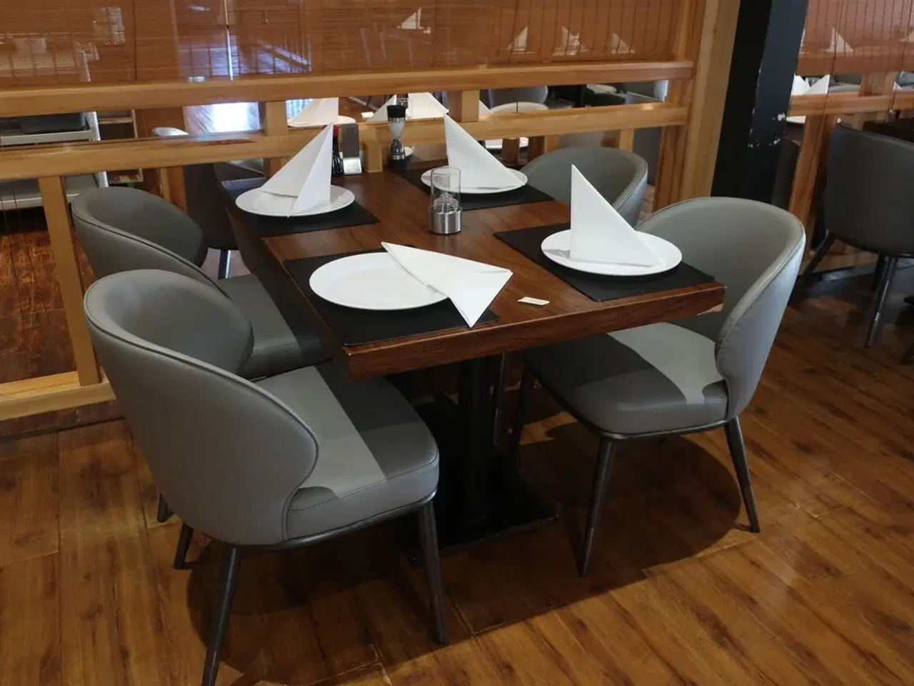 Billede 1 - 3 borde og 12 nye stole