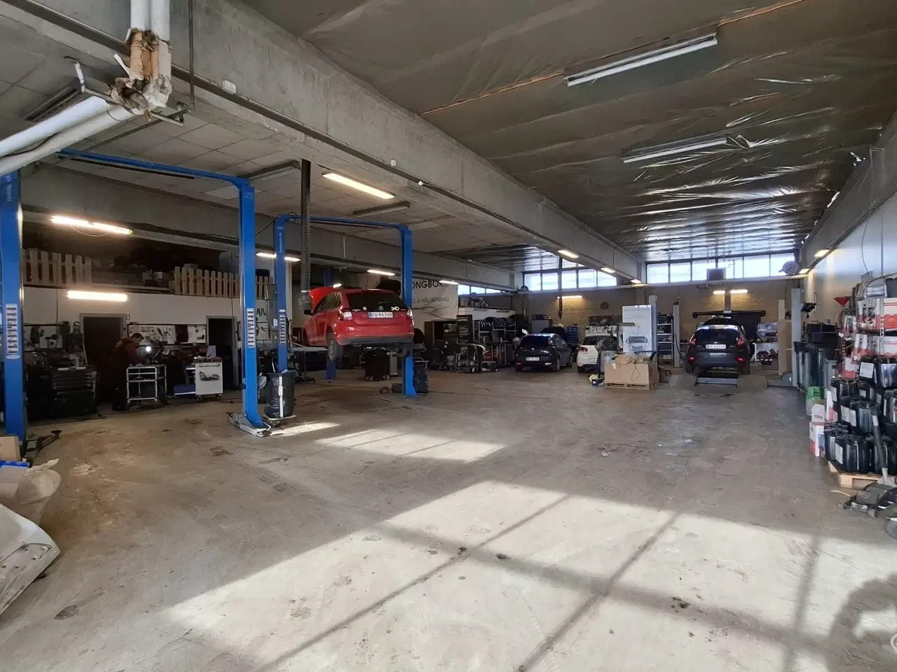 Billede 13 - Autoværksted / Værksted / Lager/ Produktion / Showroom. Store porte. Ingen søjler, Højloftet, Kun lette væge, Eget parkeringsareal.