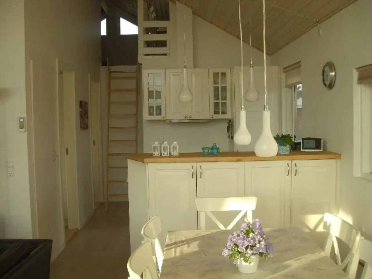 Billede 2 - Nyere lyst sommerhus 60 kvm. 6 pers. Havkig og kun 90 m til Nordfyns bedste badestrand Hasmark