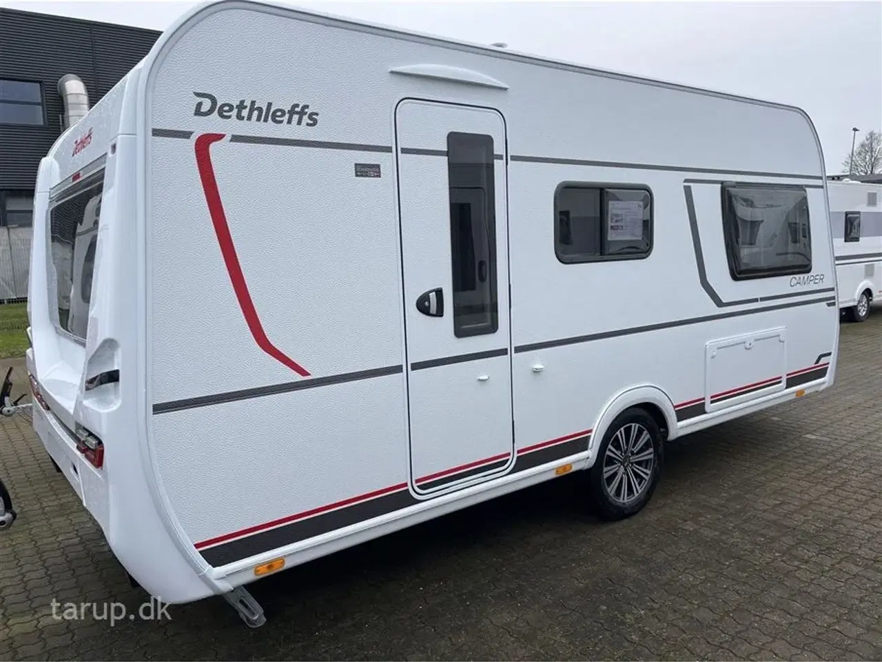 Billede 2 - 2026 - Dethleffs Camper 460 EL    Enkeltsenge med sengeudvidelse, NYHED nu med 2 gasblus, ende-sidde-gruppe, el-gulv-varme, 17 tommer alufælge, 137 l. køleskab m/ fryser,