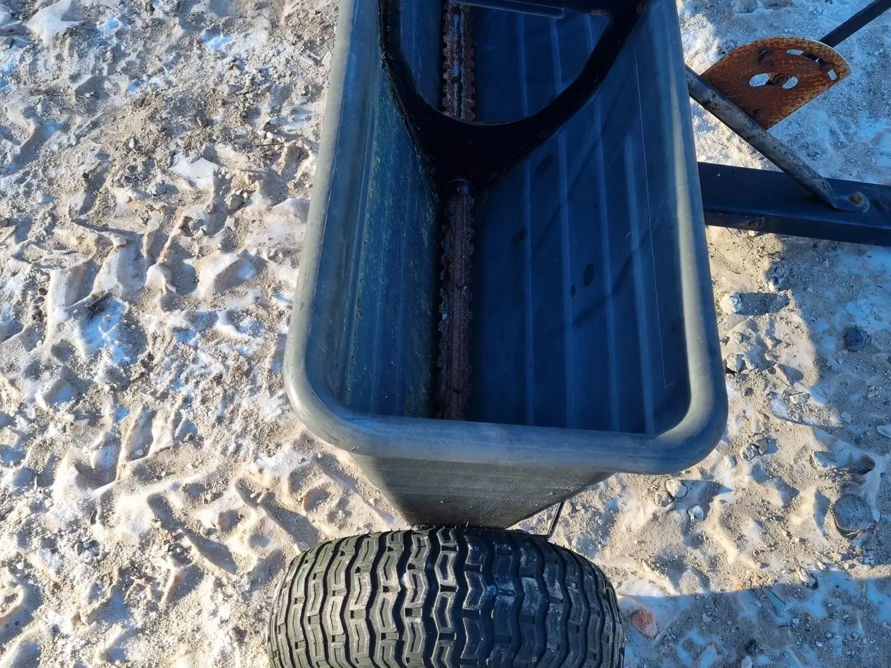 Billede 3 - Græs såning maskine eller til gødning 