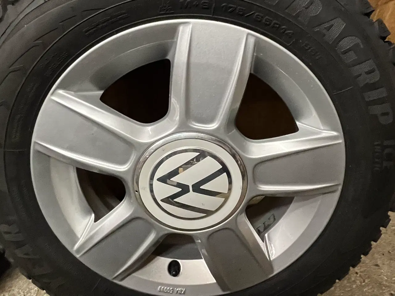 Billede 4 - Vw-Up fabriks nye alufælge med grove vinterdæk