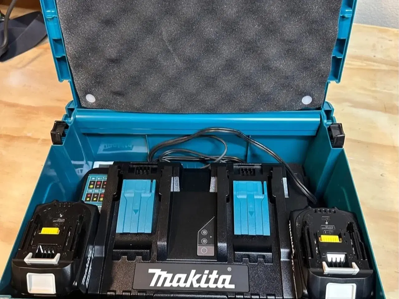 Billede 4 - Makita Dyksav m. batterier og dobbelt oplader.