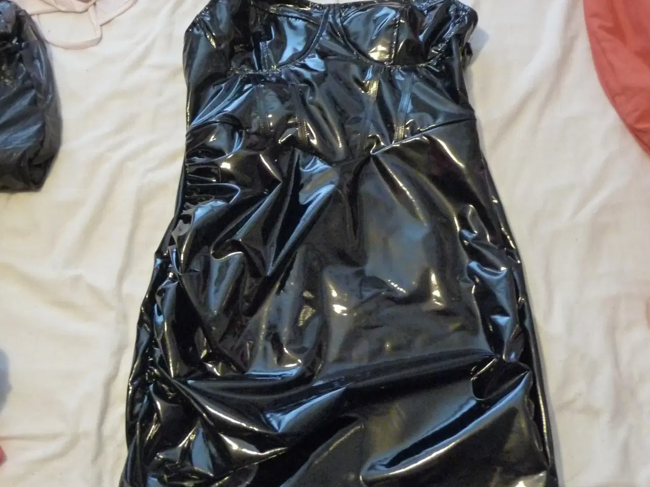 Billede 1 - lak kjole sort str s/m (læs mere)
