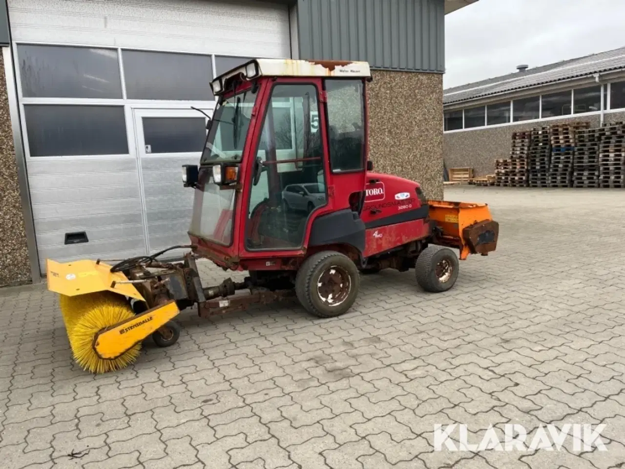 Billede 1 - Redskabsbærer Toro Groundmaster 3280D med kost og saltspreder