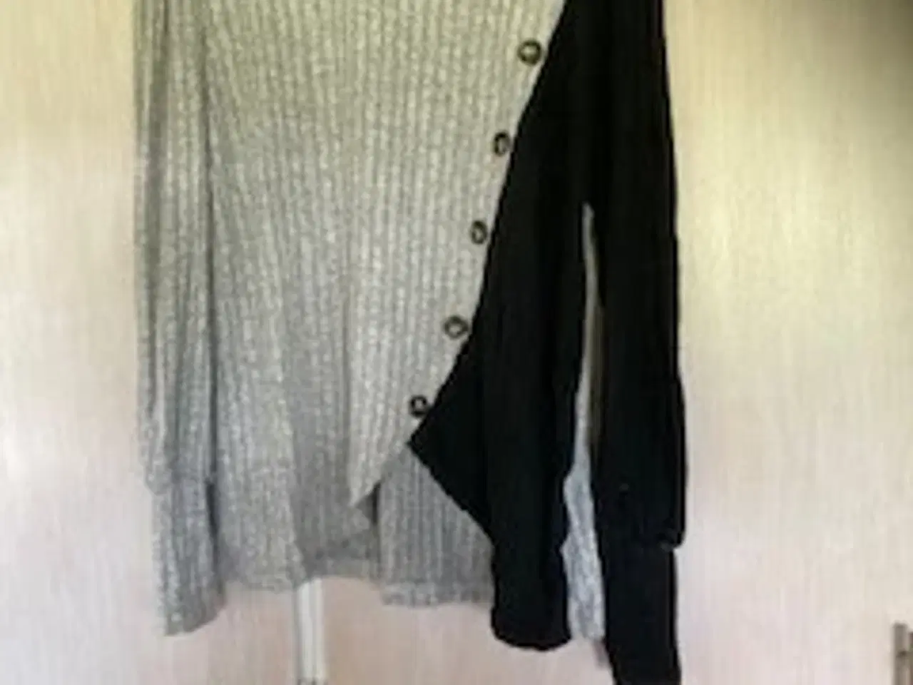 Billede 1 - Grå og sort sweatshirt