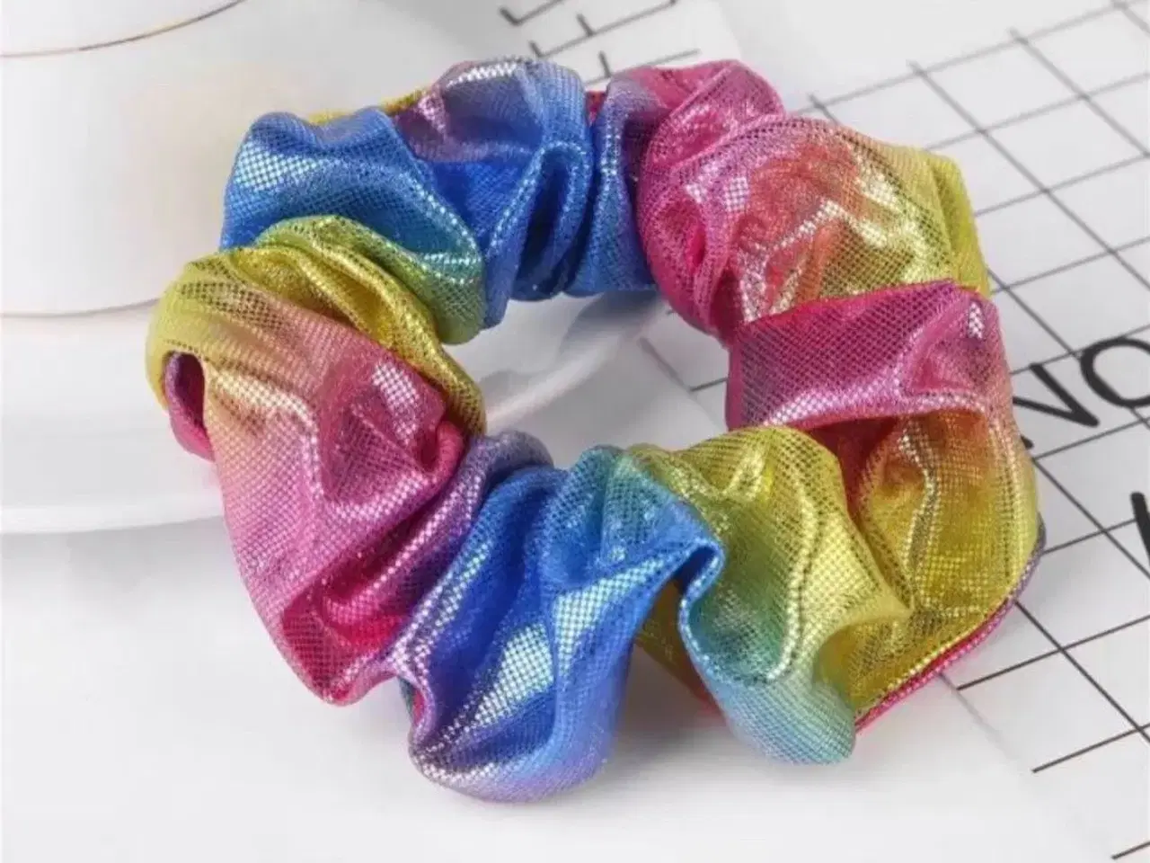 Billede 1 - Scrunchie hårelastik med regnbue effekt 