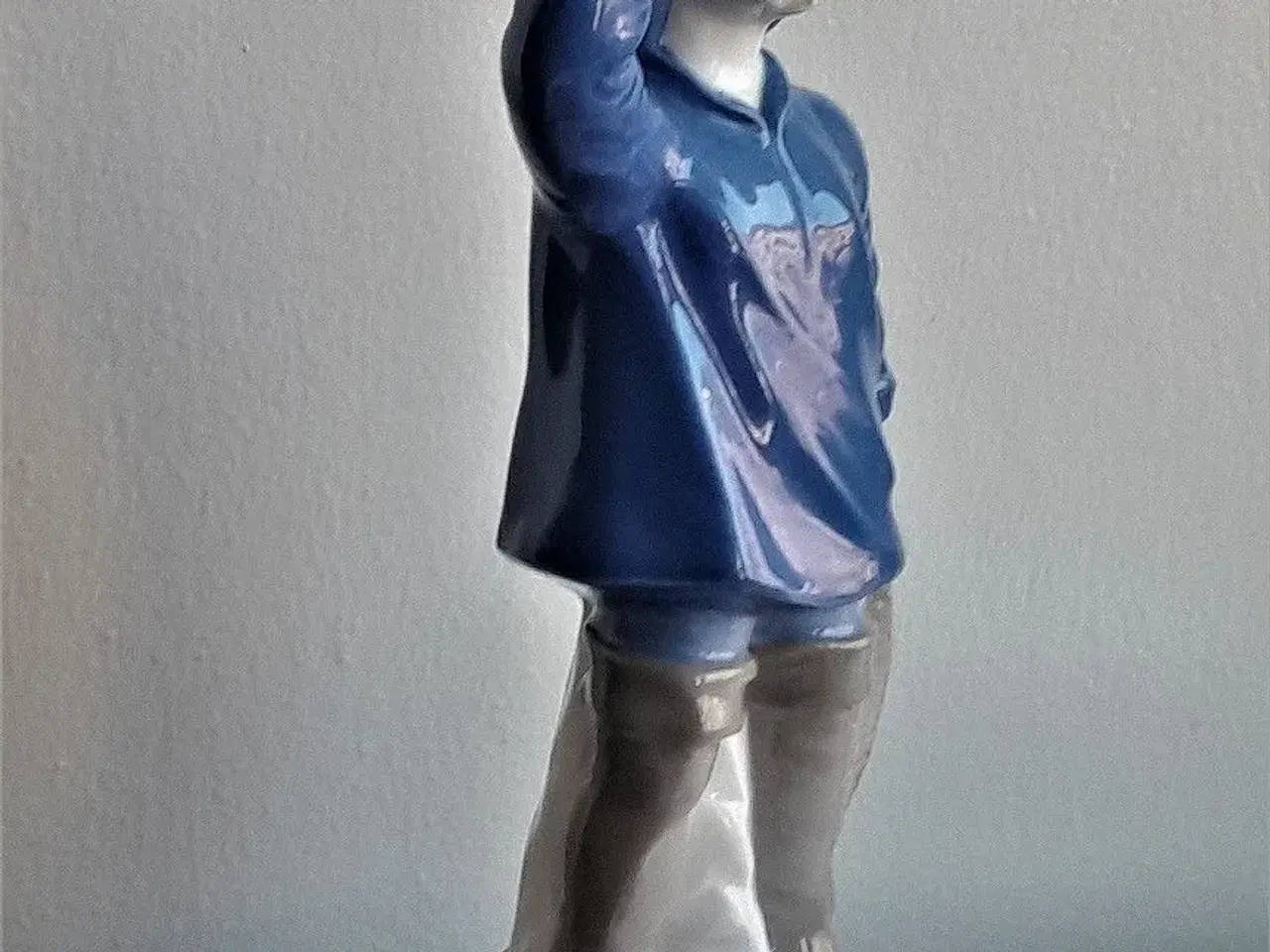 Billede 2 - Porcelæns figur , FISKER 17cm. høj,  Royal figur 