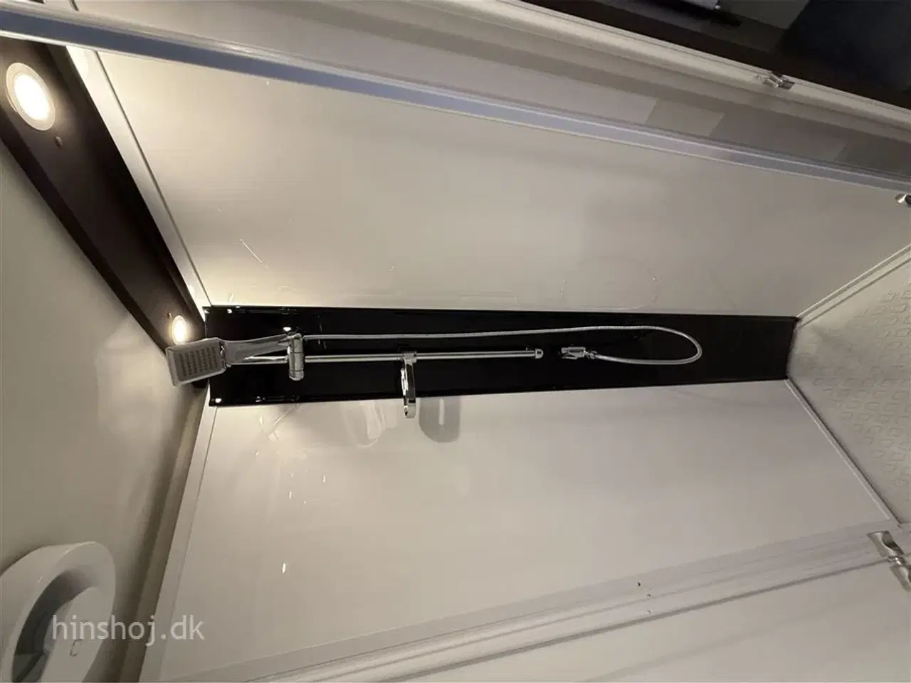 Billede 11 - 2026 - Polar Blueline 590 BS    Polar med enklesenge og stort toiletrum fra Hinshøj Caravan