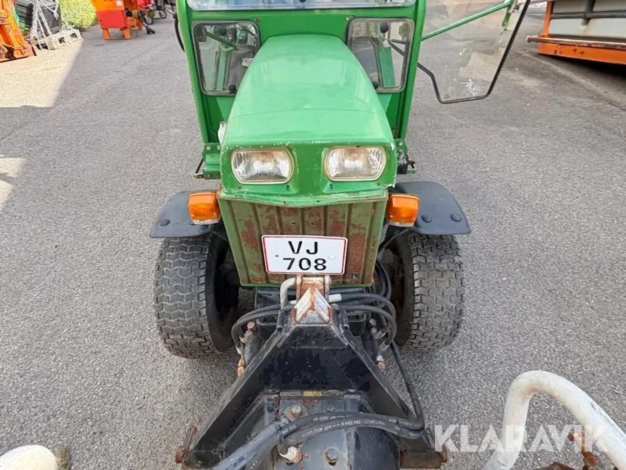 Billede 9 - Traktor John Deere 855 med kost og udlægger